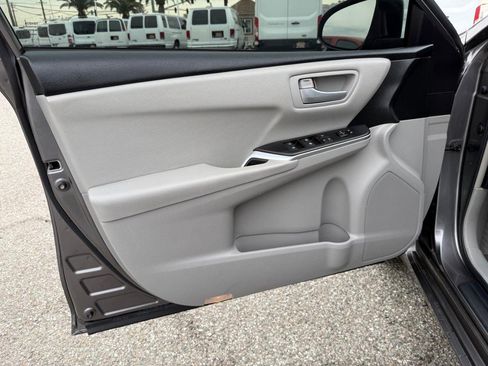 Used 2016 Toyota Camry image 15