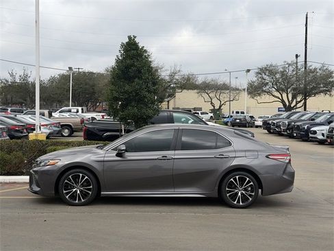Used 2018 Toyota Camry SE w/ Convenience Package image 4
