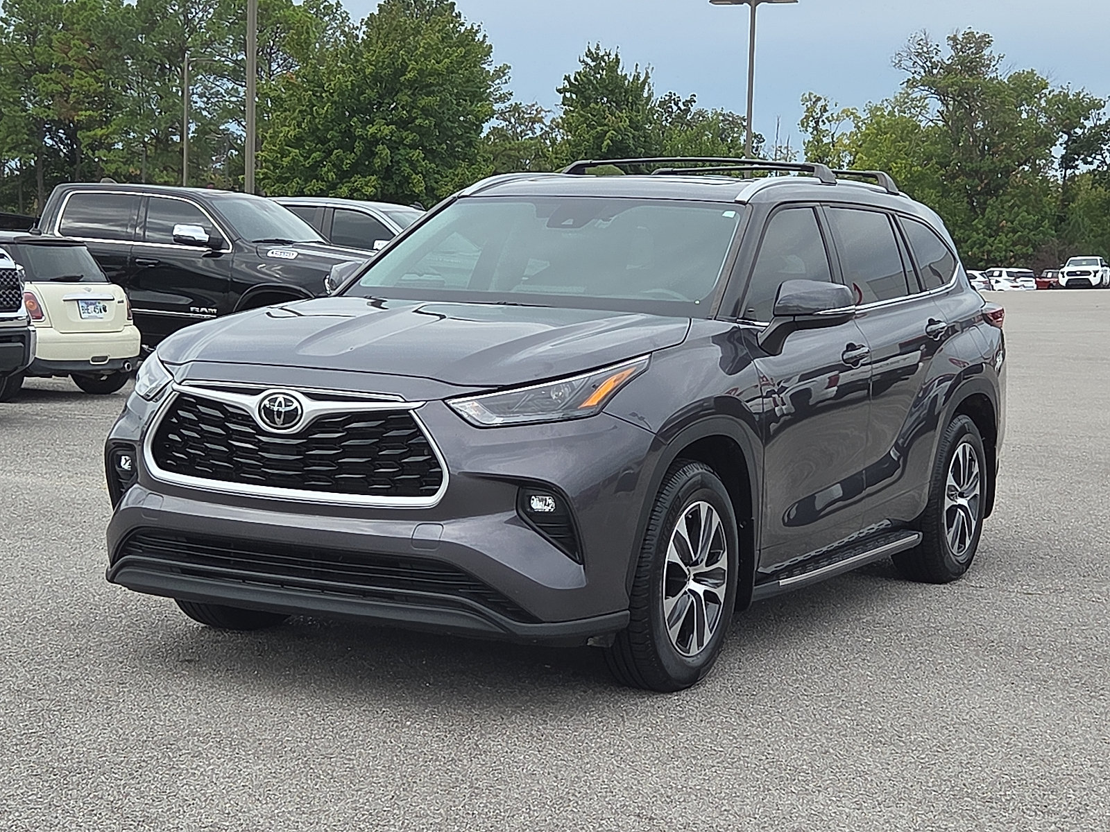 Used 2024 Toyota Highlander XLE AWD/4WD image 2