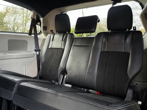 Used 2019 Dodge Grand Caravan SXT image 15