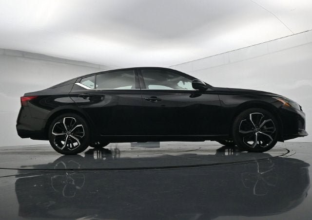 Used 2025 Nissan Altima 2.5 SR FWD image 46