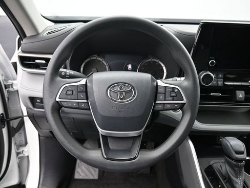 Used 2023 Toyota Highlander L FWD image 16