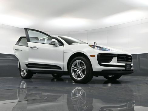 Certified 2025 Porsche Macan image 37