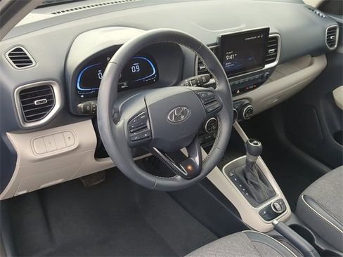 Used 2023 Hyundai Venue Limited image 2