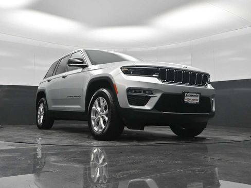 Used 2023 Jeep Grand Cherokee Limited w/ Trailer Tow Prep Group (B) AWD/4WD image 18