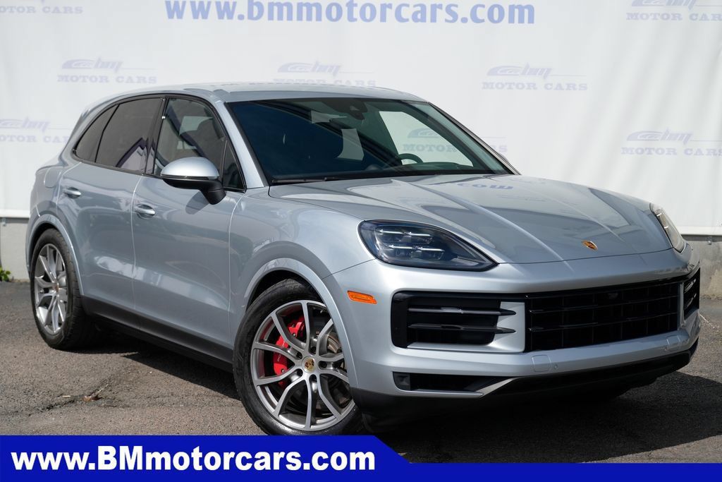 Used 2024 Porsche Cayenne S w/ Sport Chrono Package AWD/4WD image 1