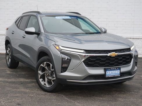 Used 2025 Chevrolet Trax LT w/ LT Convenience Package image 4