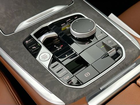 Used 2026 BMW X7 xDrive40i w/ M Sport Package image 9