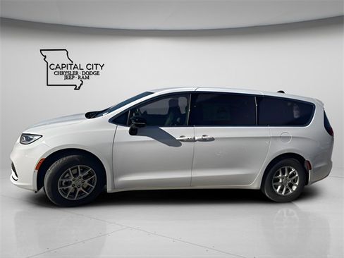 New 2026 Chrysler Pacifica Select image 6