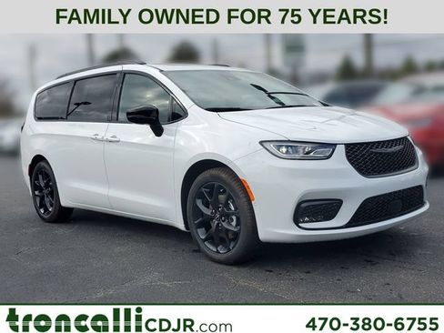 New 2026 Chrysler Pacifica Limited w/ S Appearance Package FWD image 1