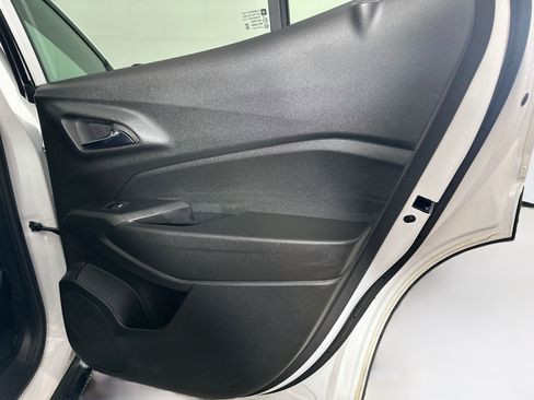 Used 2025 Chevrolet Trax LT FWD image 27