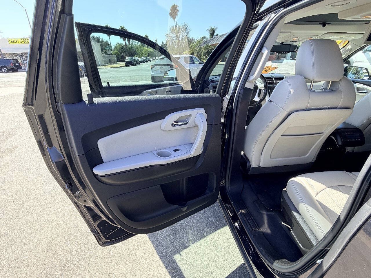 Used 2011 Chevrolet Traverse LTZ FWD image 14