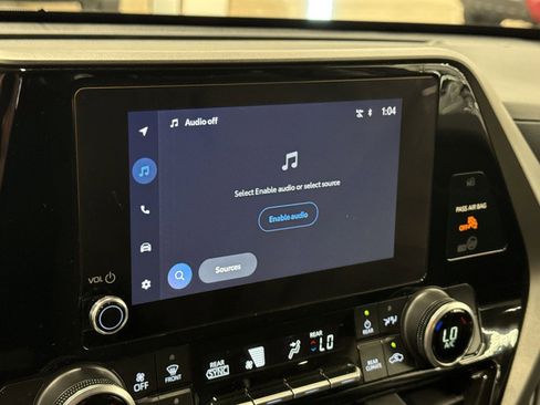 Used 2025 Toyota Highlander LE FWD image 19