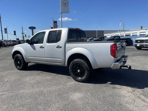 Used 2019 Nissan Frontier SV image 3