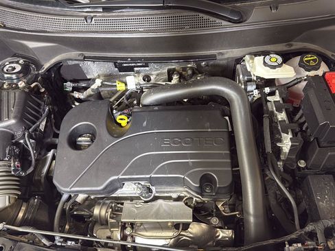 Used 2026 Chevrolet Equinox LT FWD image 2