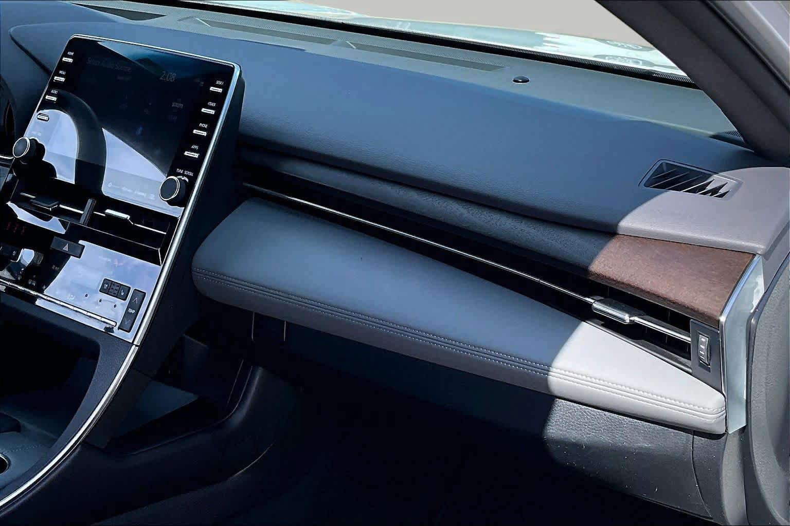 Used 2020 Toyota Avalon Limited FWD image 18
