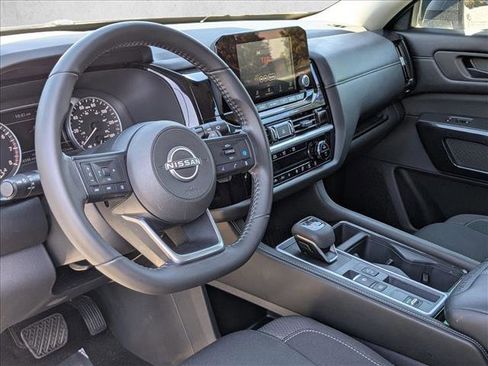 Used 2024 Nissan Pathfinder SV image 12