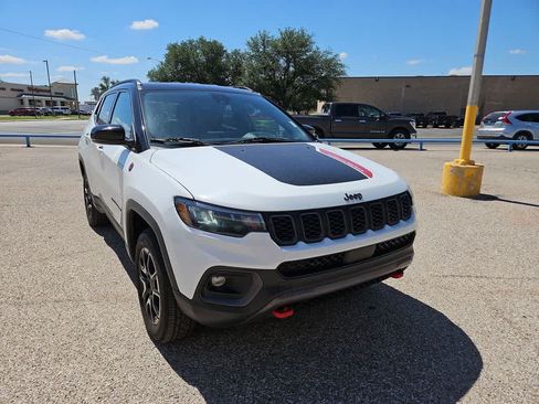 Used 2025 Jeep Compass Trailhawk AWD/4WD image 2
