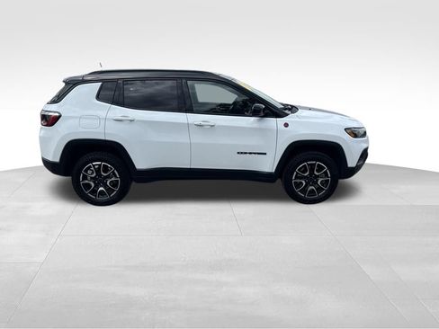 Used 2025 Jeep Compass Trailhawk AWD/4WD image 8