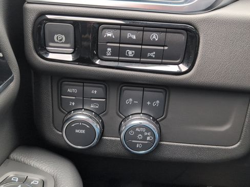 Used 2025 GMC Yukon Denali AWD/4WD image 16