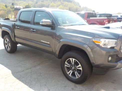 Used 2017 Toyota Tacoma TRD Sport w/ Tow Package (A/T) image 5