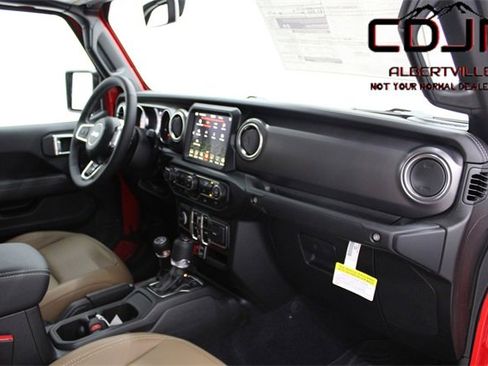 Used 2023 Jeep Gladiator Rubicon w/ Cold Weather Group image 18