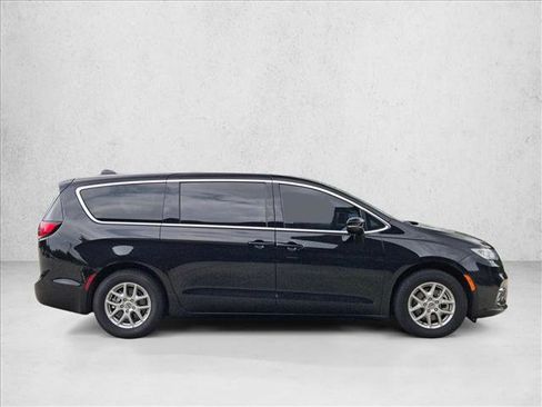 Used 2024 Chrysler Pacifica Touring-L FWD image 4