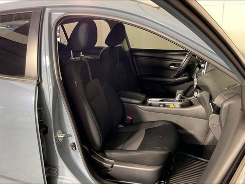 Used 2025 Nissan Sentra SV w/ Trunk Package image 10