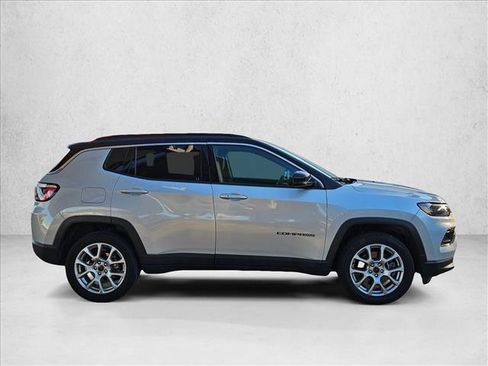 Used 2025 Jeep Compass Limited AWD/4WD image 4