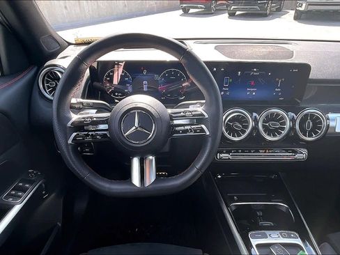 Used 2025 Mercedes-Benz GLB 250 image 6
