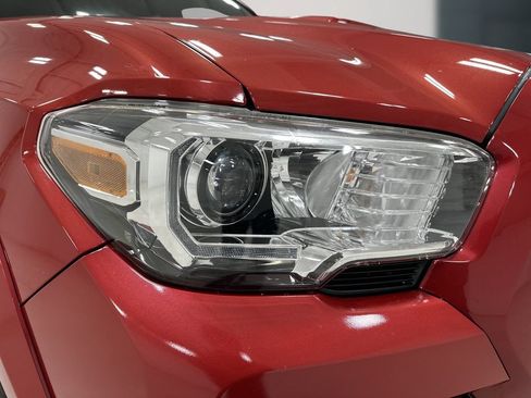 Used 2020 Toyota Tacoma TRD Sport w/ Technology Package AWD/4WD image 11