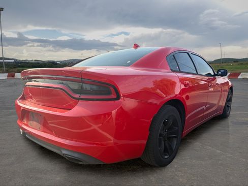 Used 2017 Dodge Charger SXT RWD image 3