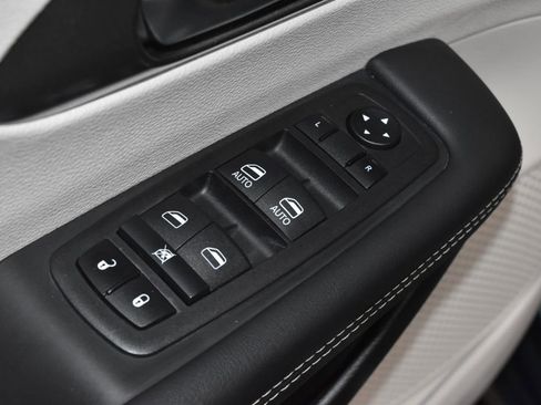 Used 2023 Chrysler Pacifica Touring-L FWD image 6