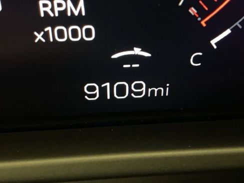 Used 2024 GMC Acadia AT4 w/ Luxury Package image 17