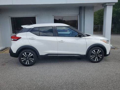 Used 2018 Nissan Kicks SR FWD image 6