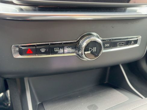 Certified 2025 Volvo XC90 B6 Plus image 18