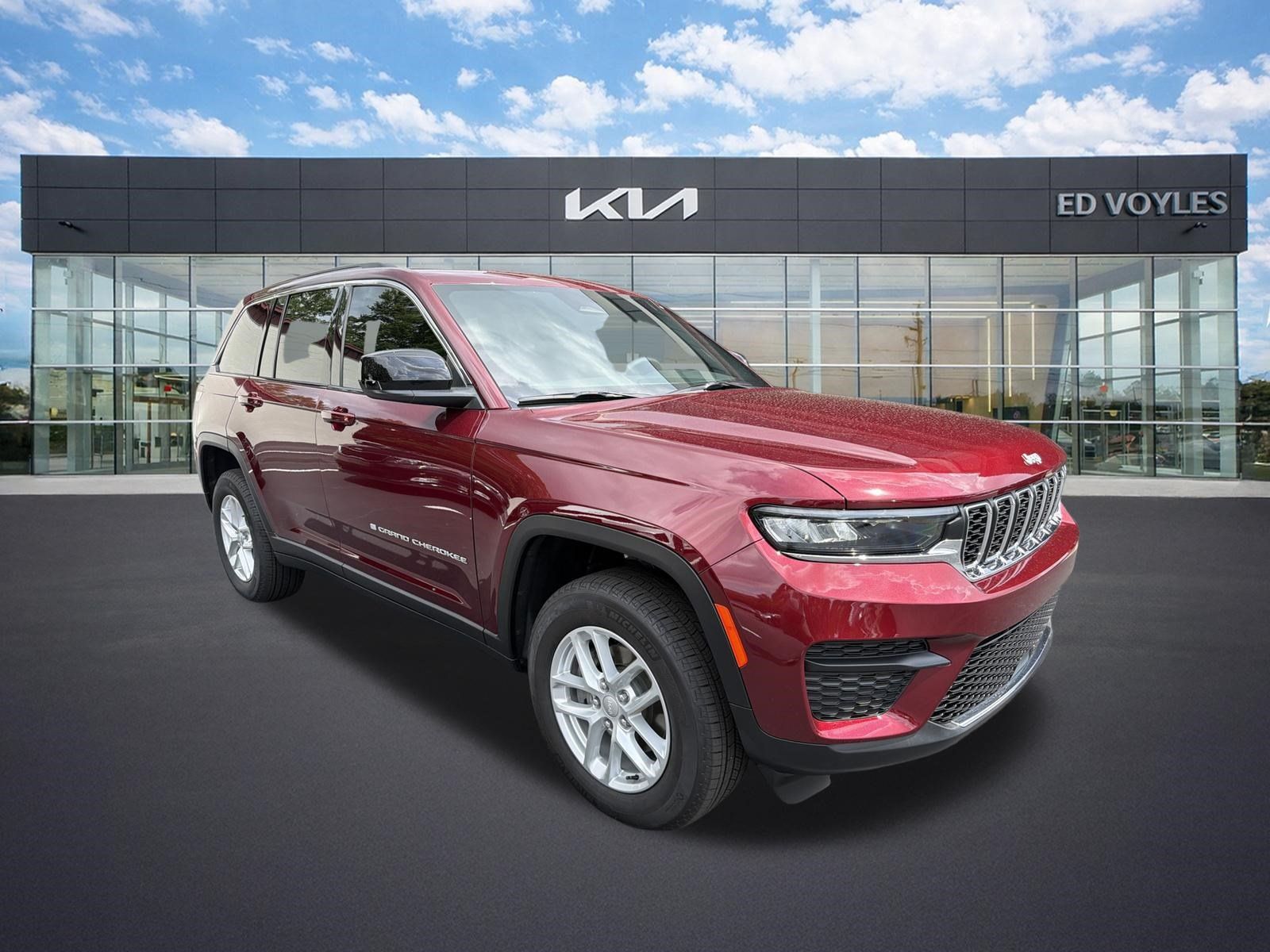 Used 2025 Jeep Grand Cherokee Laredo X RWD image 1