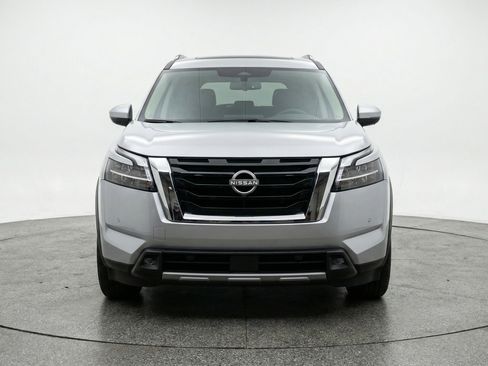 Used 2025 Nissan Pathfinder SV image 2