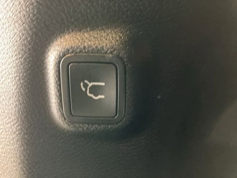 Used 2020 Jeep Cherokee Limited image 31