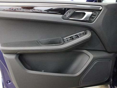 Certified 2023 Porsche Macan AWD/4WD image 39