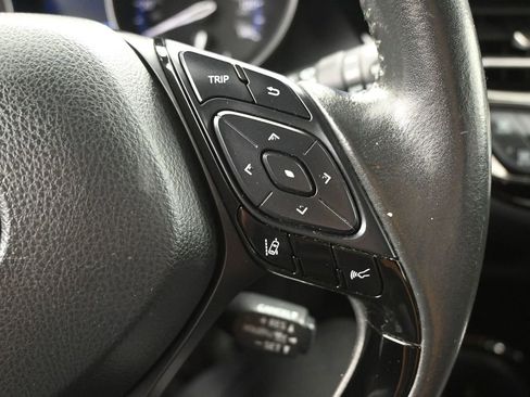 Used 2020 Toyota C-HR XLE FWD image 22