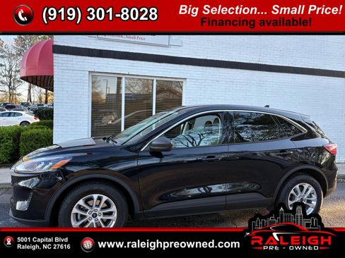 Used 2022 Ford Escape SE image 1