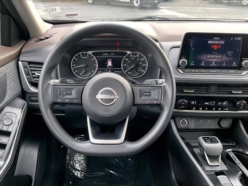 Used 2023 Nissan Rogue SV image 5