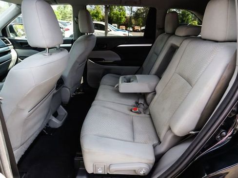 Used 2014 Toyota Highlander LE AWD/4WD image 35
