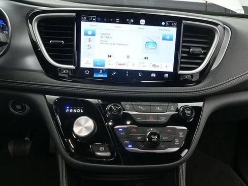Used 2026 Chrysler Pacifica Limited FWD image 8