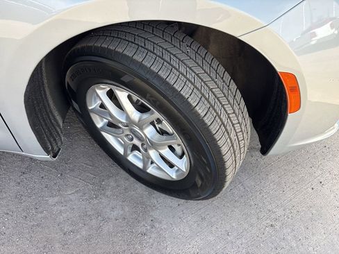 Used 2024 Chrysler Pacifica Touring-L FWD image 12