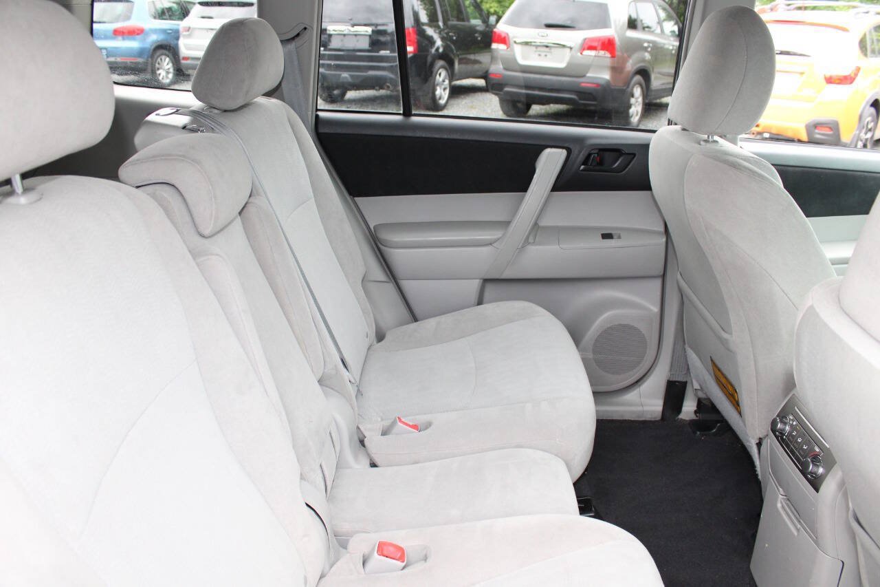 Used 2011 Toyota Highlander 4WD w/ Tow Pkg image 16