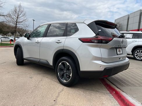 Used 2025 Nissan Rogue SV image 8