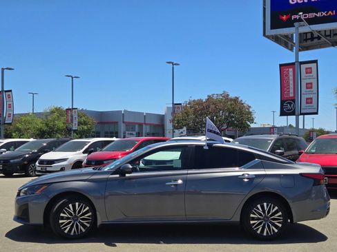 Used 2024 Nissan Altima 2.5 SV w/ SV Premium Package AWD/4WD image 4
