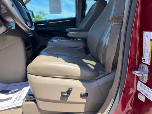 Used 2013 Chrysler Town & Country Touring FWD image 18